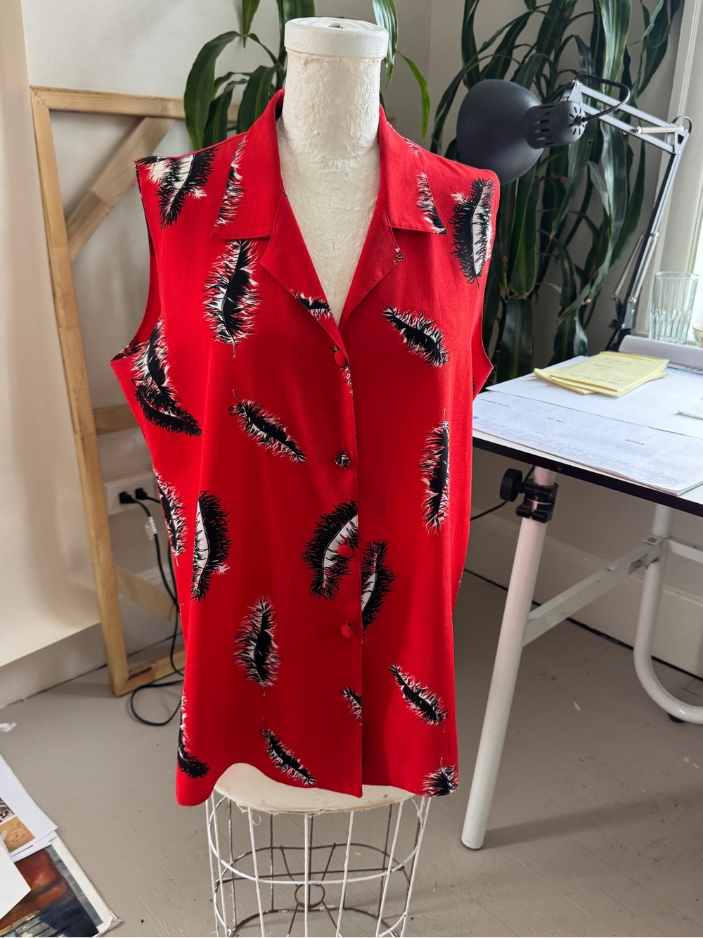 Vintage Red and Black Sleeveless Feather Print Blouse